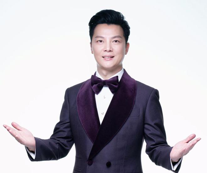 镜！龙洋假睫毛贴歪了撒贝宁眉毛化飞了ky开元棋牌蛇年春晚主持人妆容太抢(图11)